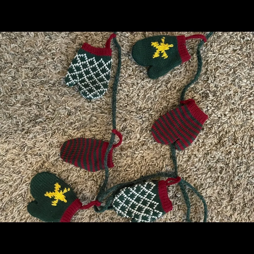 Mitten garland